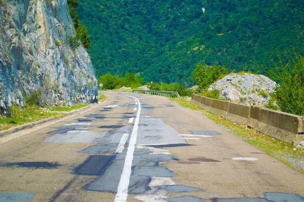 Doğu Sırbistan 'da otoyolda asfaltta yamalar