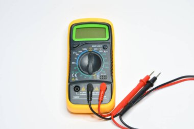 Beyaz arkaplanda izole edilmiş dijital elektronik ölçüm aracı