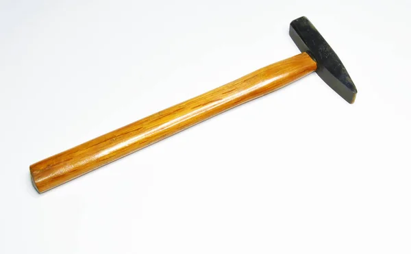 茶色の木製のハンドルを持つ小さなハンマー — ストック写真