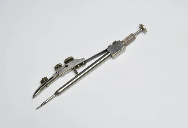 Gri arkaplanda antika metal çizim aracı