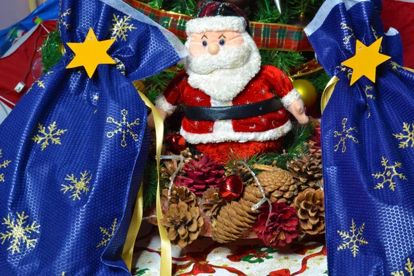 Όμορφα Μπλε Χριστουγεννιάτικα Δώρα Τον Άγιο Βασίλη Και Άλλες Διακοσμήσεις — Φωτογραφία Αρχείου