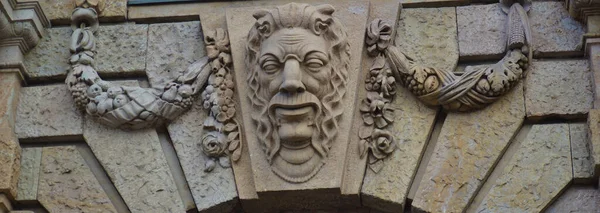 Belgrad 'ın Terazije şehir merkezindeki eski sarayın ayrıntılı süsü