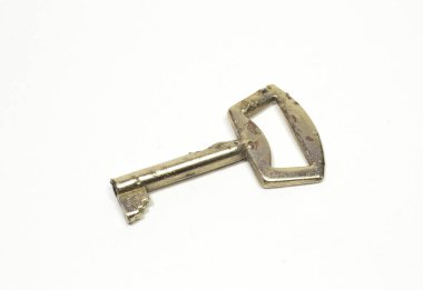 Metalden yapılmış eski paslı anahtar.