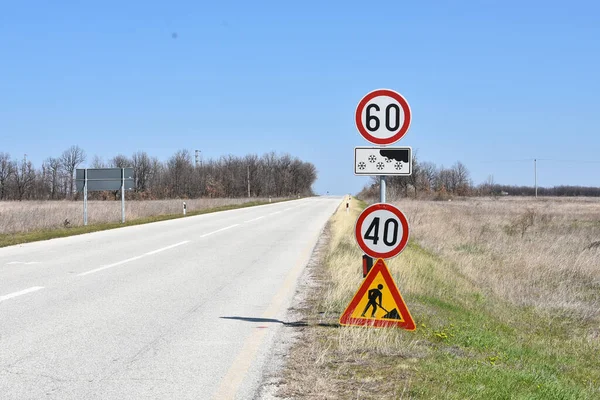 Kar yağma ihtimaline karşı hızı sınırlayan yol işaretleri ve ileride yol çalışması olduğu uyarısı.