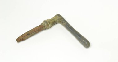 Gri arka planda antik metal kapı kolu