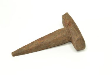 Beyaz arkaplanda eski ve paslı metal kama