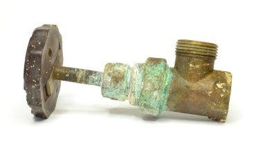 Beyaz arkaplanda klasik su topu vanası