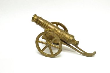 Antika silah - beyaz zemin üzerinde top