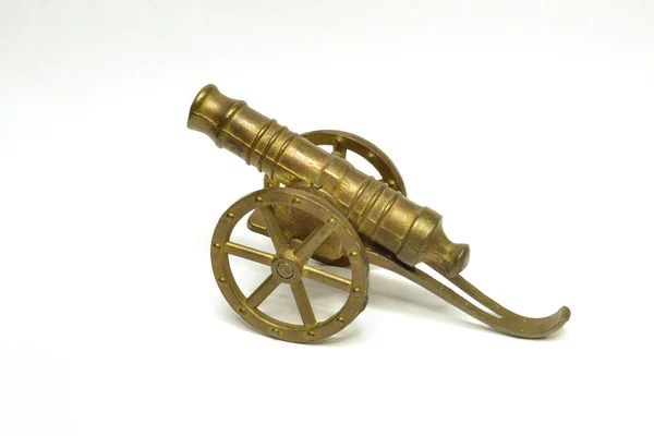 Antika silah - beyaz zemin üzerinde top