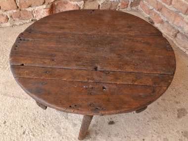 Antika ahşap masa.  