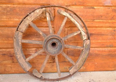Tahta ve metalden yapılmış arabalar için eski tekerlek 