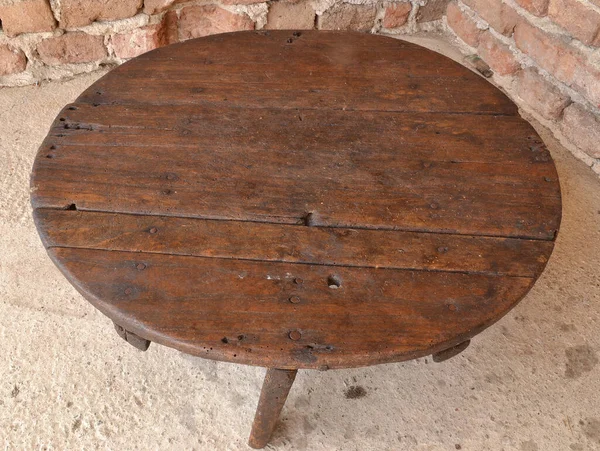 Antika ahşap masa.  