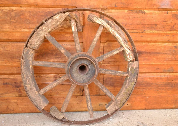Tahta ve metalden yapılmış arabalar için eski tekerlek 
