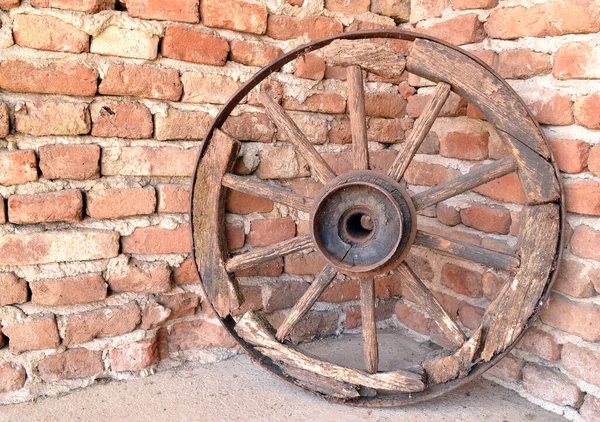 Tahta ve metalden yapılmış arabalar için eski tekerlek 