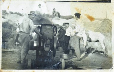 Ülkenin kırsal kesimlerinde Hasat Günü 'nü gösteren siyah beyaz fotoğraf