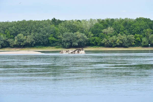Sırbistan 'ın Prahovo kenti yakınlarındaki Tuna' da İkinci Dünya Savaşı sırasında batmış Alman gemilerinin bir kısmı