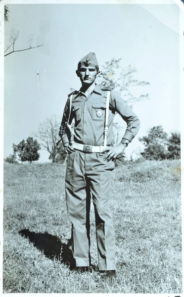 Yugoslav ordusunun askeri polisinin siyah beyaz fotoğrafı.