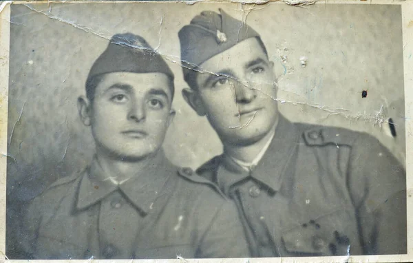 Yugoslav ordusunun askerlerinin siyah beyaz fotoğrafı