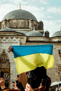 Adam Ukrayna bayrağını kaldırdı