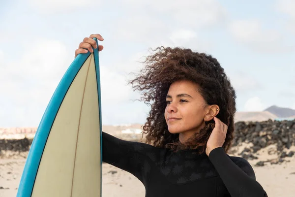 Afro Surfer Mädchen Portrait Steht Strand Mit Ihrem Surfbrett — Stockfoto