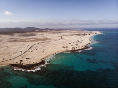 Corralejo Sand Dunes Doğal Parkı hava manzaralı. Fuerteventura Adası.