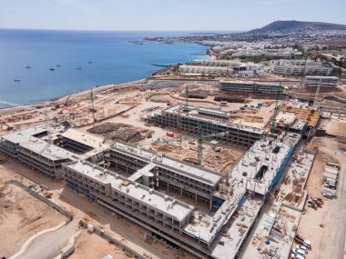 Playa Blanca, İspanya; 28 Nisan 2021: Playa Blanca, Lanzarote 'de yeni otel ve alışveriş merkezi inşaatı