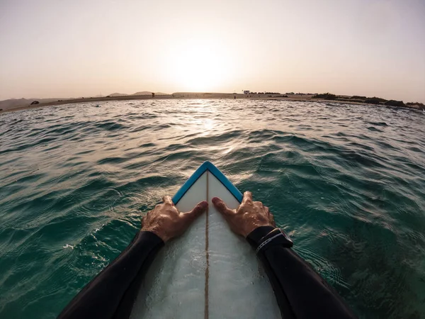 Surfer Beobachtet Sonnenuntergang Wasser Sitzend Auf Seinem Surfbrett Freiheit Urlaub — Stockfoto