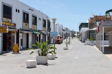 Playa Blanca, İspanya; 28 Nisan 2021: Calle Limones, Playa Blanca, Lanzarote 'deki ana alışveriş caddesi
