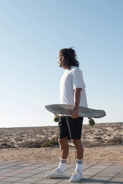 Junger Skater Steht Draußen Mit Seinem Surfskate — Stockfoto