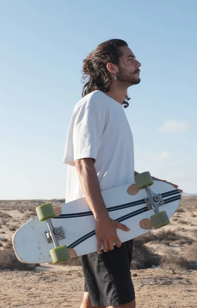 Junge Erwachsene Kaukasische Skater Profil Porträt Freien Stehend Mit Seinem — Stockfoto
