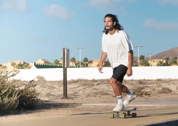 Jeune Patineur Caucasien Attrayant Chevauchant Rue — Photo