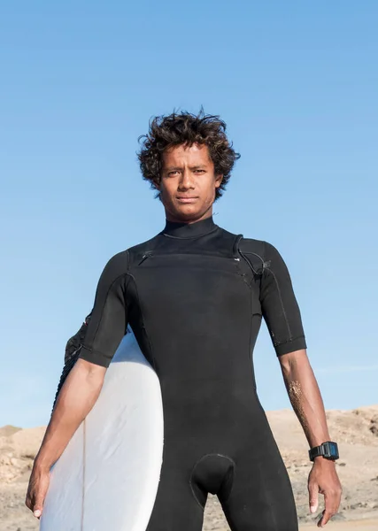 Junger Madagassischer Sportler Mit Surfbrett Schwarzen Neoprenanzug — Stockfoto