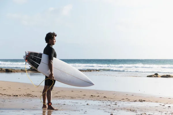 Junger Afrikanischer Surfer Beobachtet Die Wellen Die Strand Stehen — Stockfoto