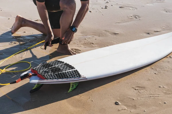 Pessoa Irreconhecível Que Prende Trela Surf Tornozelo — Fotografia de Stock