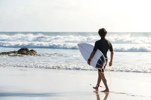 Surfista Jovem Irreconhecível Andando Pela Costa Praia — Fotografia de Stock