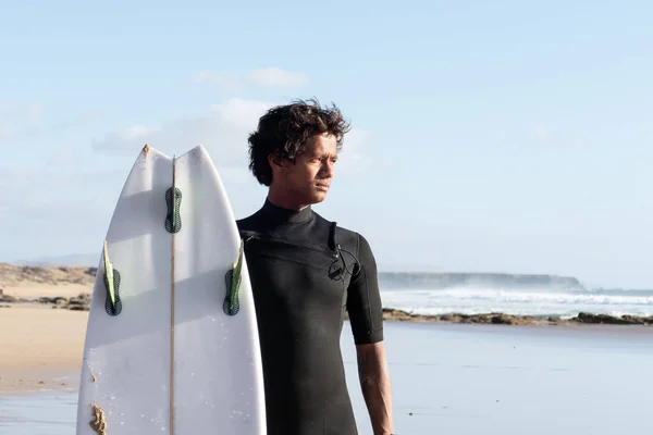 Portret Młodego Surfera Plaży Spoglądającego Fale — Zdjęcie stockowe