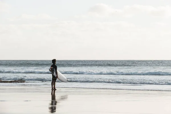 Surfista Assistindo Ondas Praia Pôr Sol — Fotografia de Stock