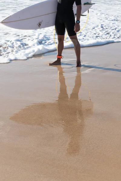 Nierozpoznawalne Odbicie Surfera Brzegu Plaży — Zdjęcie stockowe