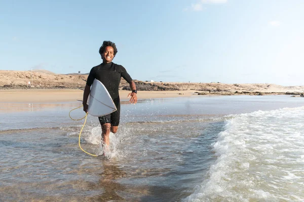Junger Madagassischer Surfer Läuft Strand Den Wellen — Stockfoto