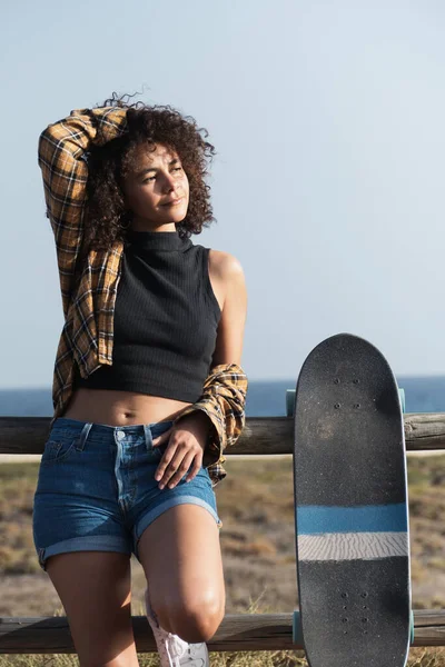 Attraktive Junge Skaterin Mit Afrohaaren Lehnt Freien Einem Zaun — Stockfoto