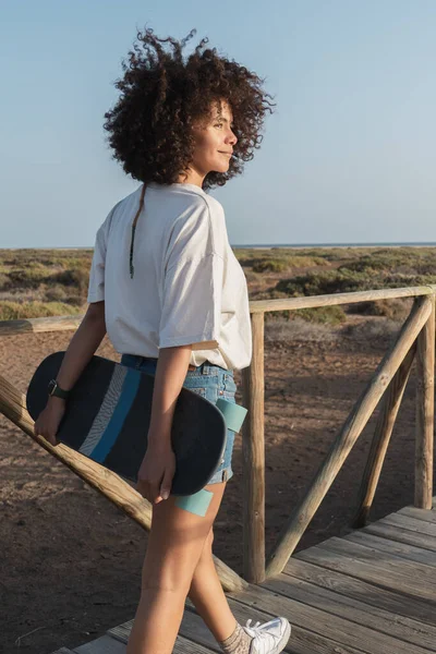 Junge Afro Frau Lächelt Und Geht Mit Ihrem Skateboard Ins — Stockfoto