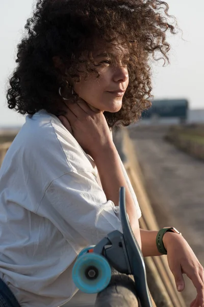 Nachdenkliches Skatergirl Mit Afro Haaren Porträt Sie Lehnt Einem Zaun — Stockfoto