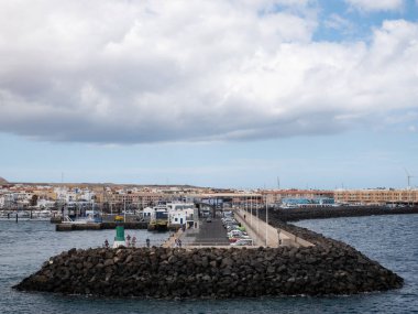 Corralejo, İspanya; 26 Mart 2022: Fuerteventura Adası Corralejo rıhtımı