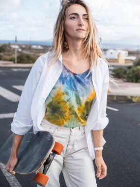 Beyaz tenli genç kaykaycı kadın dış mekan portresi