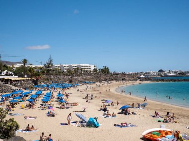Playa Blanca, İspanya; 26 Mart 2022: Playa Blanca 'da Playa Dorada plajı, Lanzarote, Kanarya Adaları