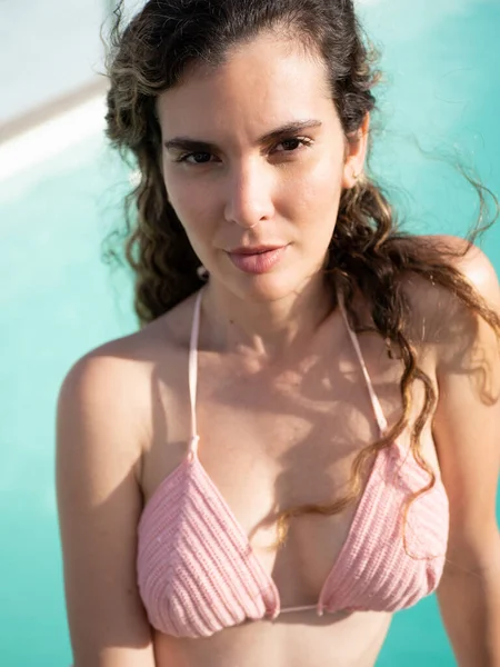 Young Latin Woman Pool Wearing Crochet Bikini — Stock Photo, Image