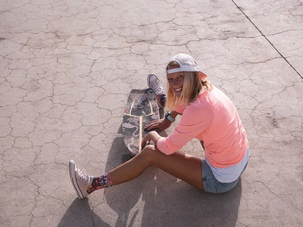 Mulher Patinadora Chão Depois Cair — Fotografia de Stock