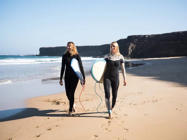 Surfer Weibchen Strand Mit Blick Auf Die Wellen — Stockfoto