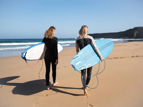 Kaukasische Surferinnen Strand Die Den Wellen Laufen Sie Tragen Neoprenanzüge — Stockfoto