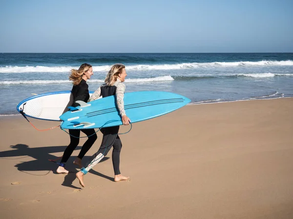 Surferinnen Laufen Mit Surfbrettern Strand Glück Freiheitsbegriff — Stockfoto